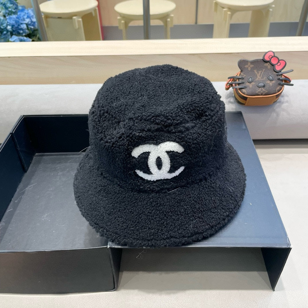 BUCKET HAT IN BLACK LAMB WOOL 430248