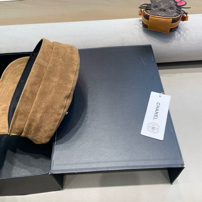 NEWSBOY CAP IN CIDER BROWN SUEDE 429938