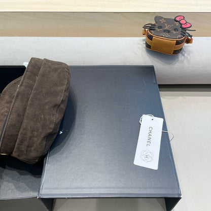 NEWSBOY CAP IN WALNUT BROWN SUEDE 429939