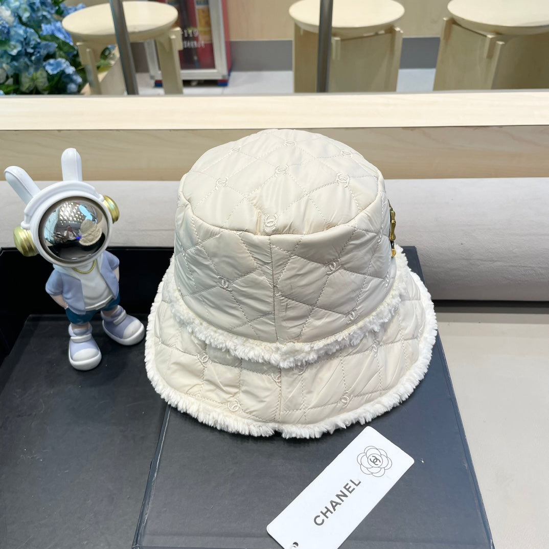 BUCKET HAT IN WHITE LAMB WOOL AND THICK COTTON 431685