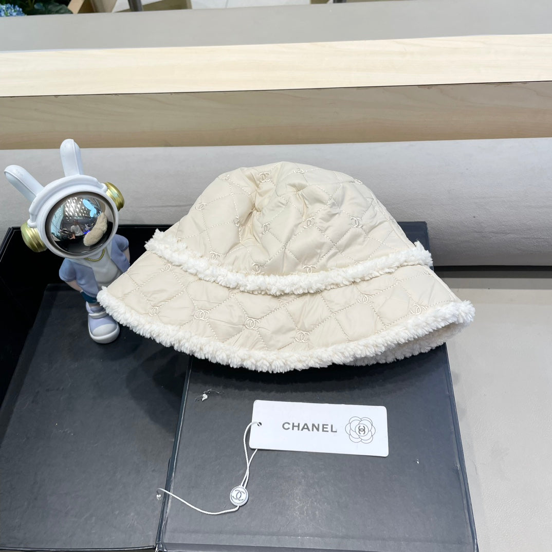 BUCKET HAT IN WHITE LAMB WOOL AND THICK COTTON 431685