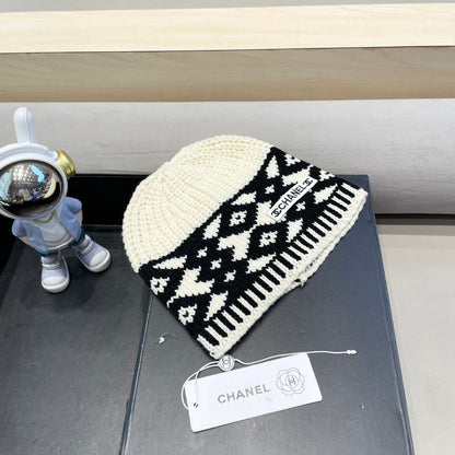 BEANIE HAT IN WHITE MIX BLACK WOOL 431697