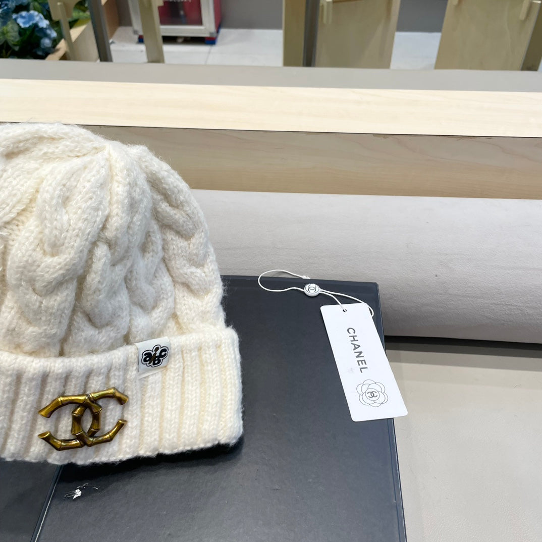 BEANIE HAT IN WHITE WOOL 431705