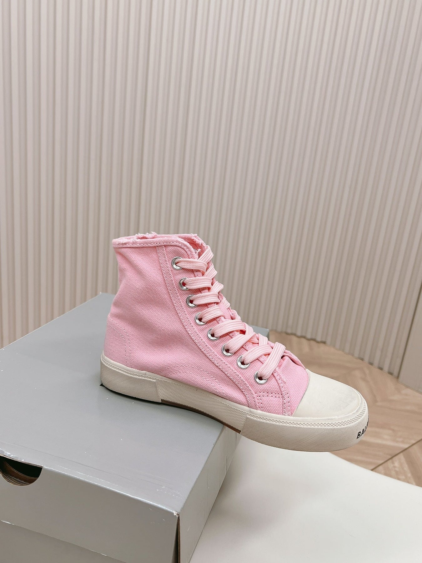 PINK CANVAS HIGH-TOP SNEAKERS LOGO GRAFFITI