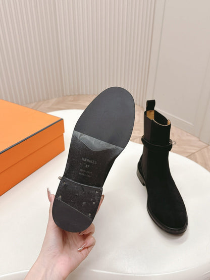 KELLY BUCKLE SHORT BOOTS IN BLACK SUEDE