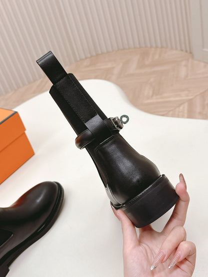 KELLY BUCKLE SHORT BOOTS IN BLACK CALFSKIN