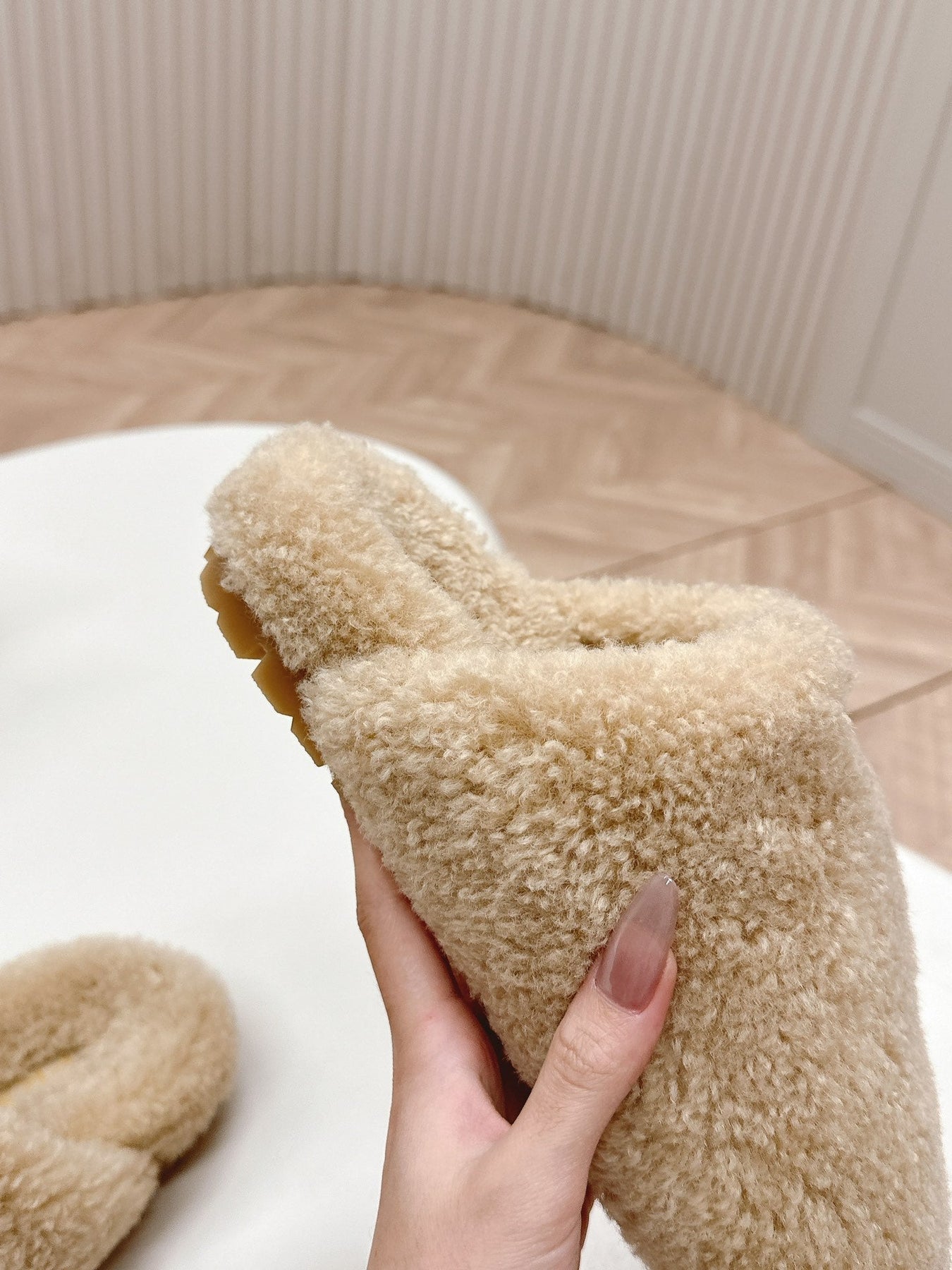 MULES ATTACHED TRIANGLE LOGO IN BEIGE SHEARLING