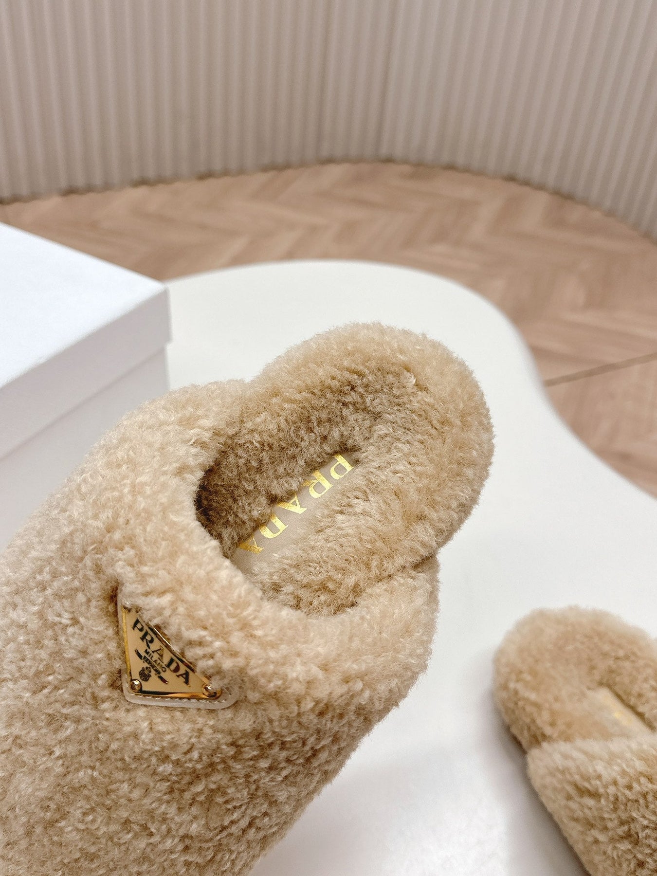 MULES ATTACHED TRIANGLE LOGO IN BEIGE SHEARLING