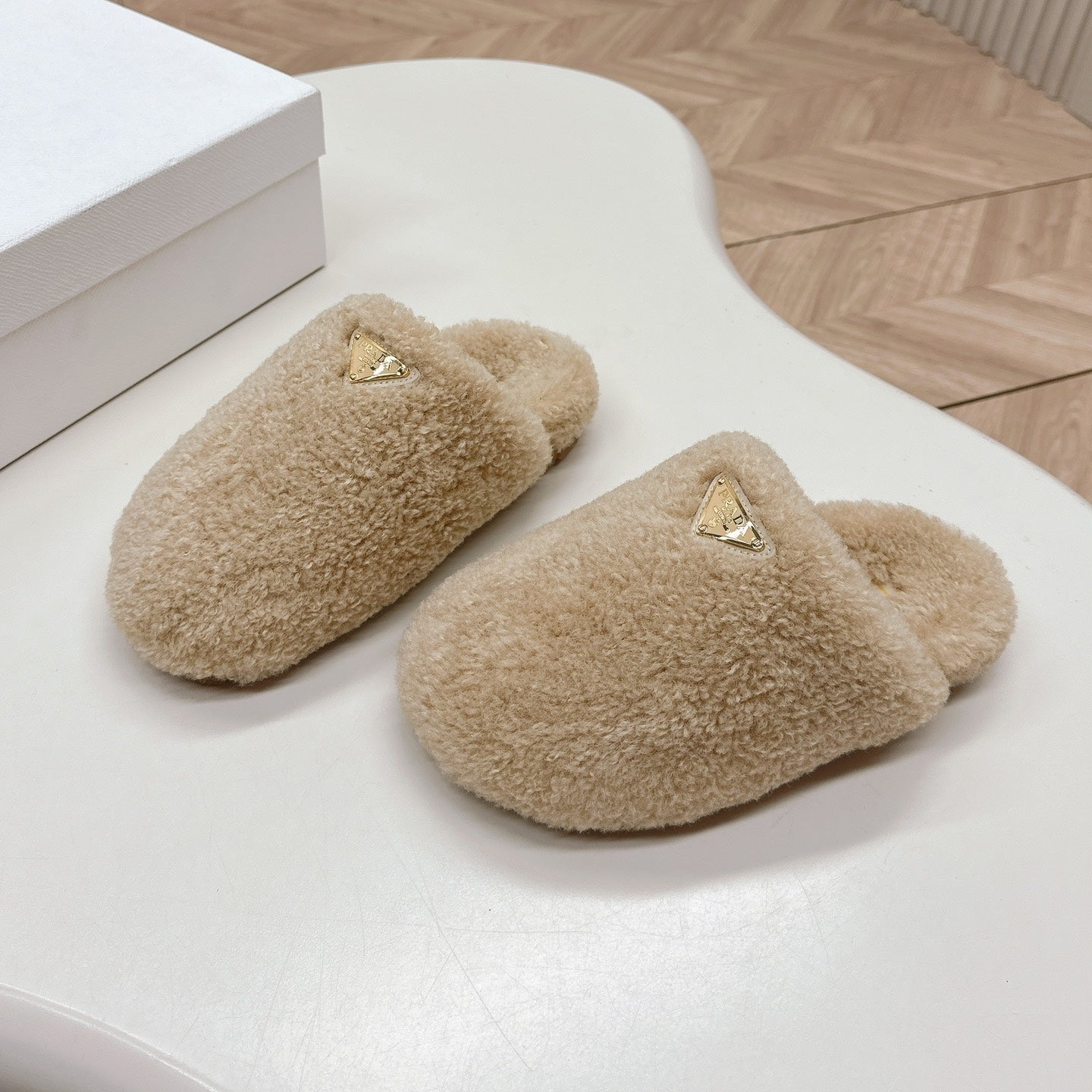 MULES ATTACHED TRIANGLE LOGO IN BEIGE SHEARLING