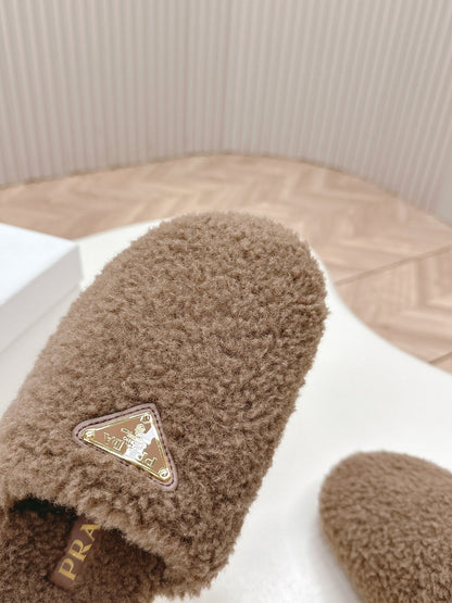 MULES ATTACHED TRIANGLE LOGO IN WOOD BROWN SHEARLING