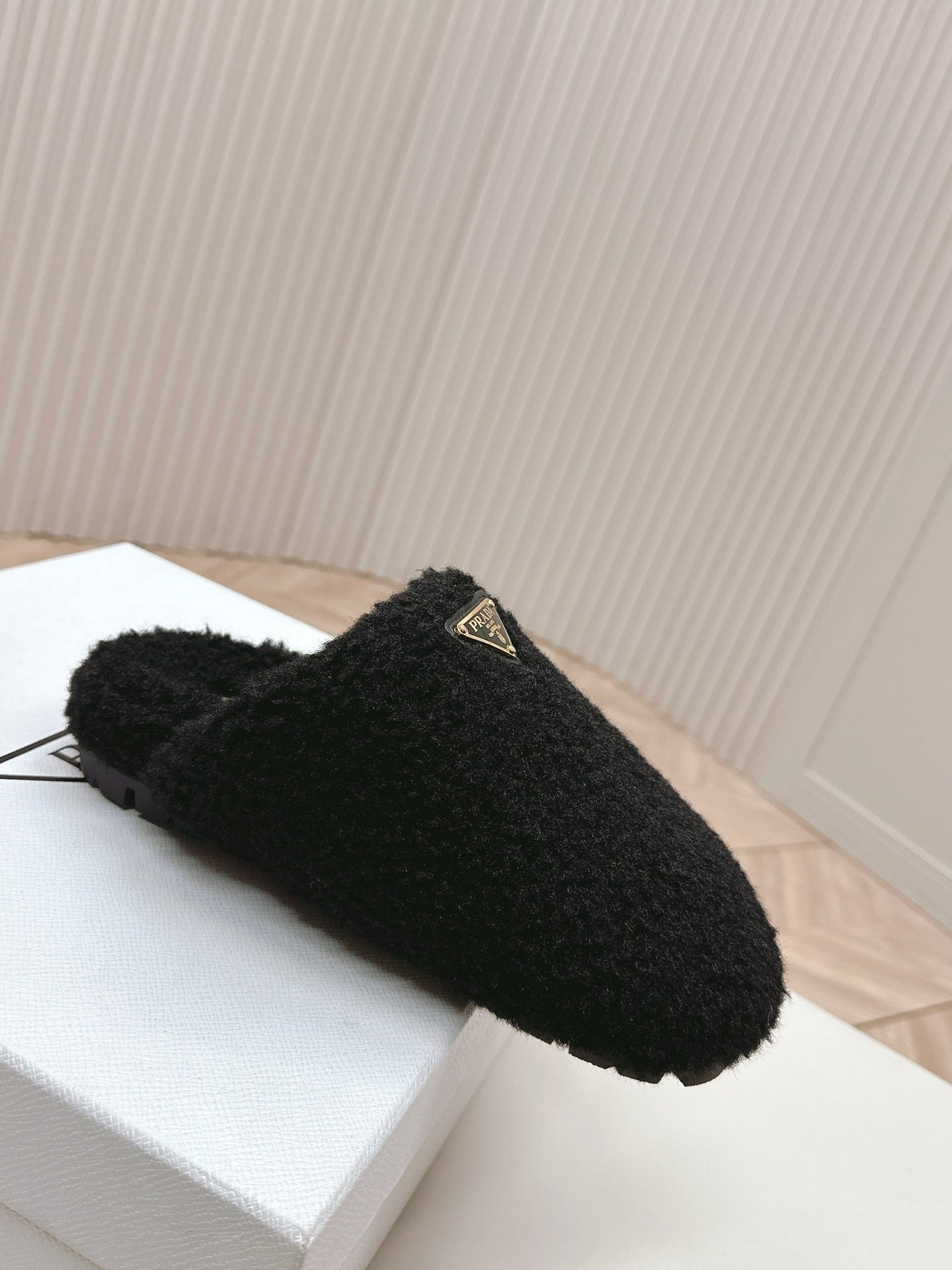 MULES ATTACHED TRIANGLE LOGO IN BLACK SHEARLING