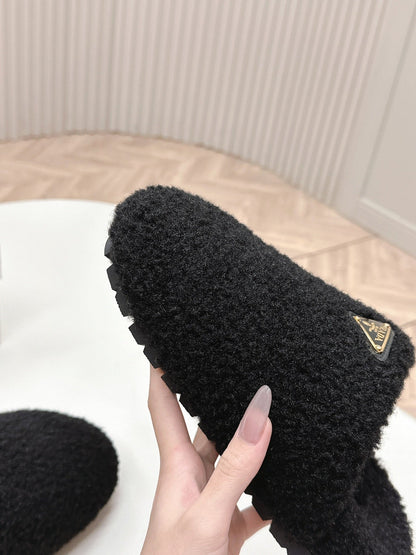 MULES ATTACHED TRIANGLE LOGO IN BLACK SHEARLING