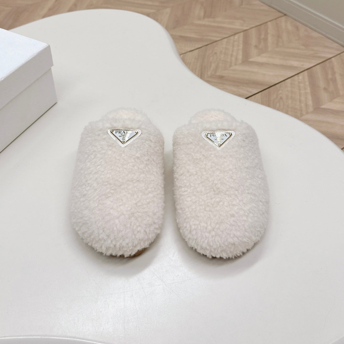 MULES ATTACHED TRIANGLE LOGO IN WHITE SHEARLING