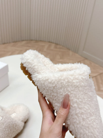 MULES ATTACHED TRIANGLE LOGO IN WHITE SHEARLING