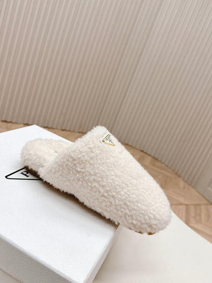 MULES ATTACHED TRIANGLE LOGO IN WHITE SHEARLING
