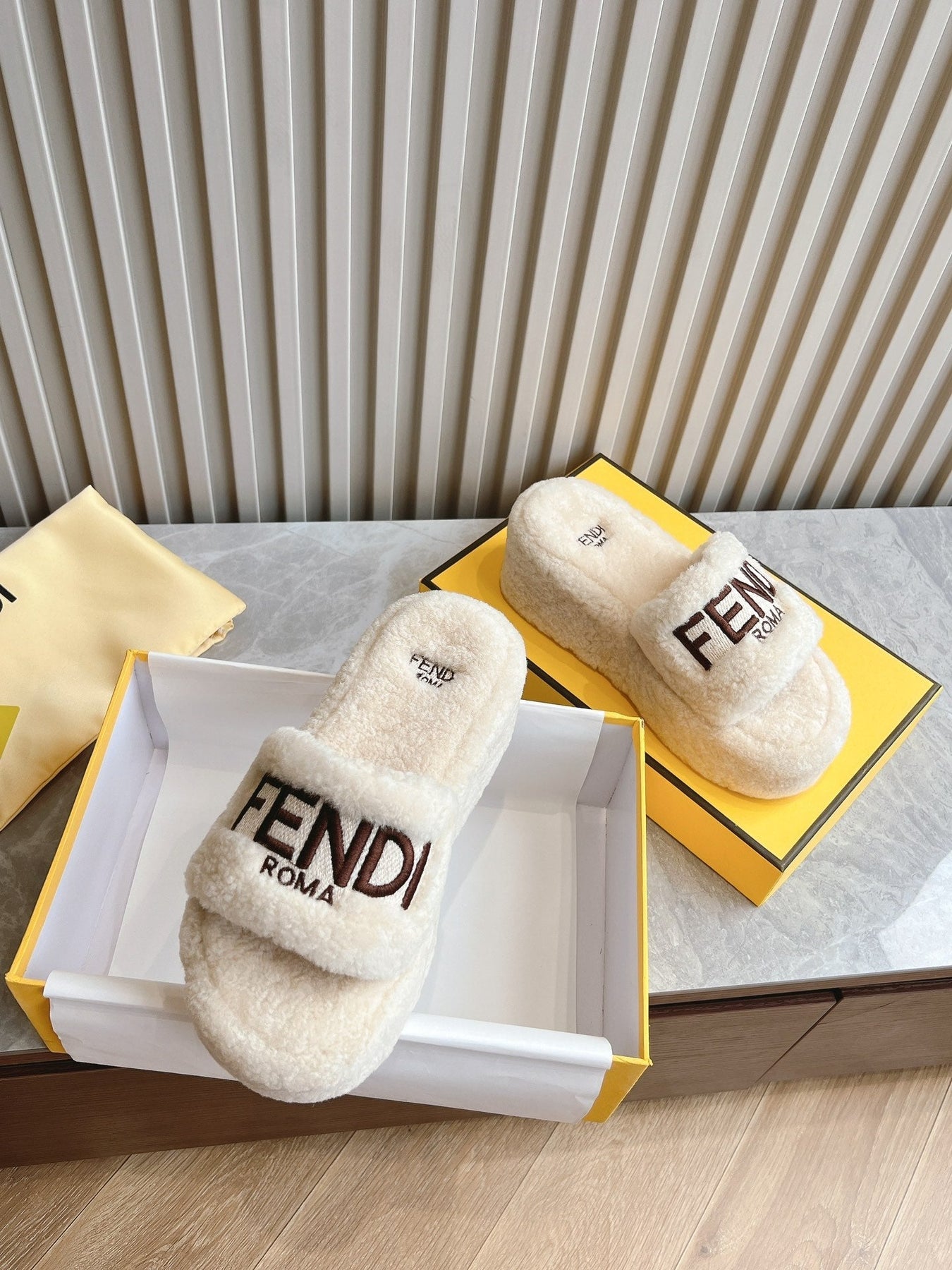 FENDI SLIPPER IN WHITE FUR WITH BROWN LOGO