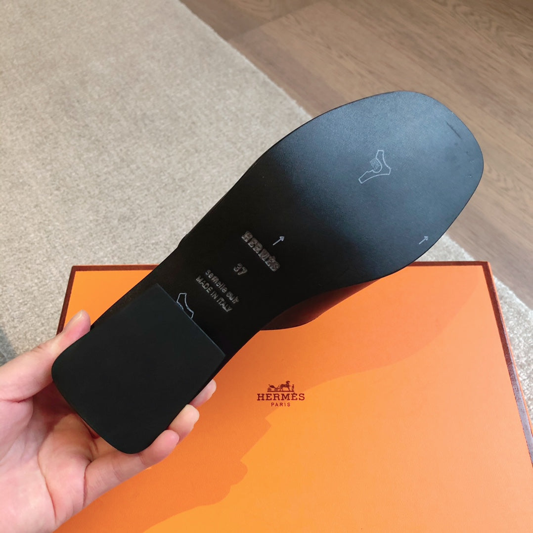 ISLE SANDAL BLACK CALFSKIN