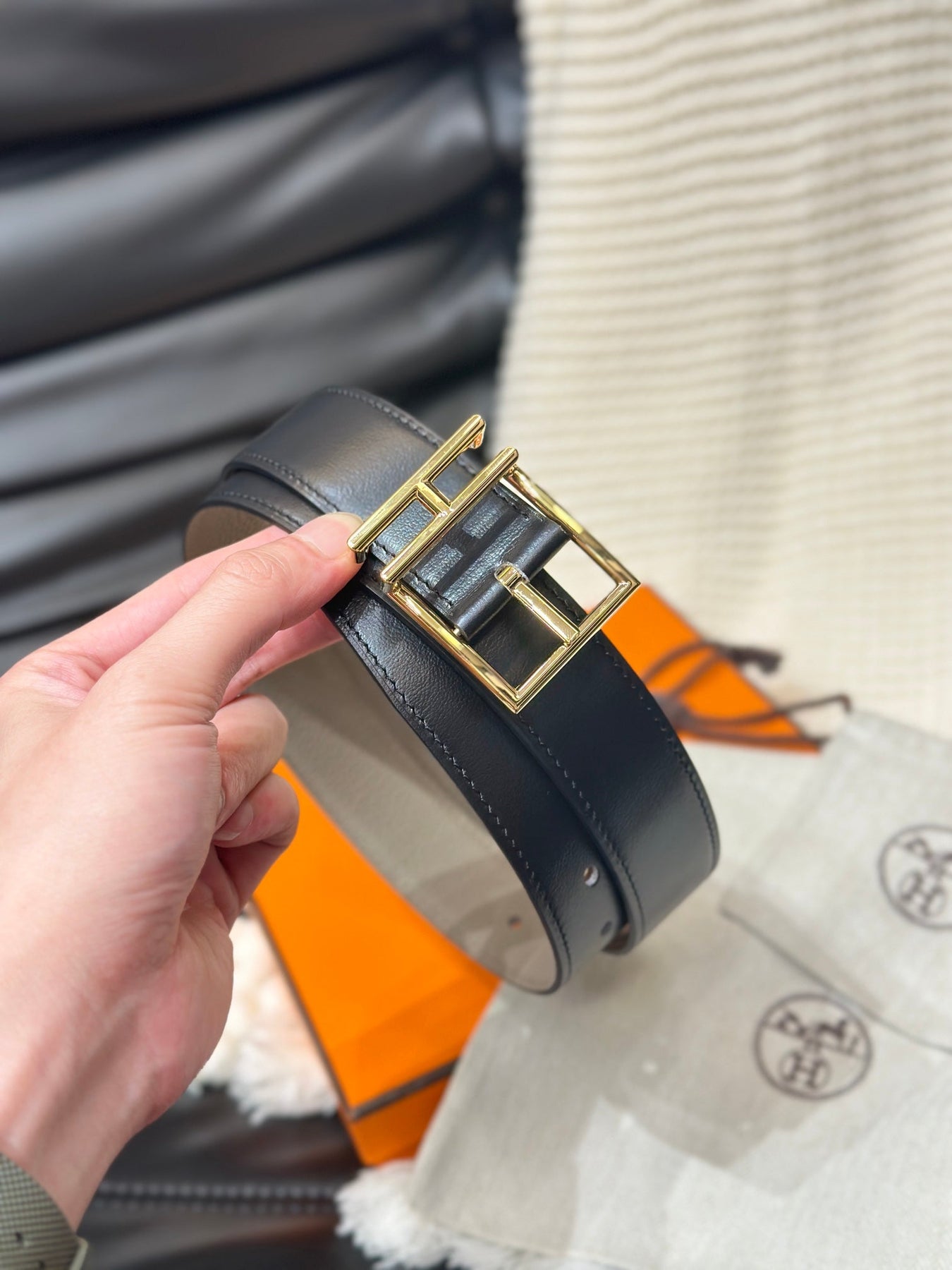 HM NATHAN 32MM REVERSIBLE BELT IN BLACK AND TAN LEATHER GOLD BUCKLE