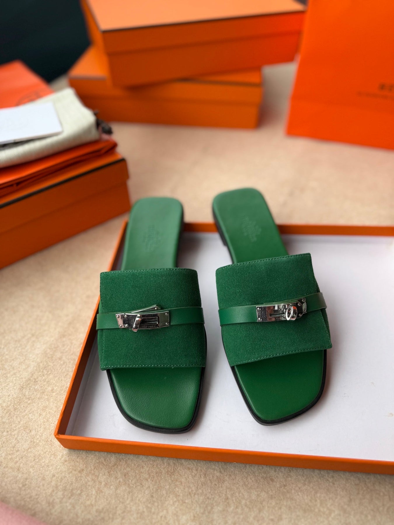 0RAN SANDALS IN EMERALD GREEN CALFSKIN