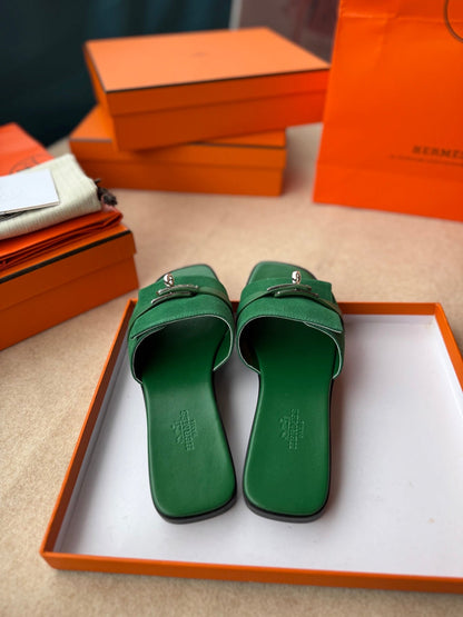 0RAN SANDALS IN EMERALD GREEN CALFSKIN
