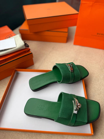 0RAN SANDALS IN EMERALD GREEN CALFSKIN