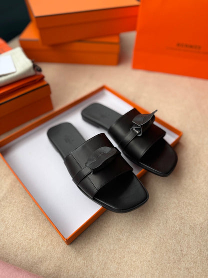 0RAN SANDALS IN BLACK CALFSKIN