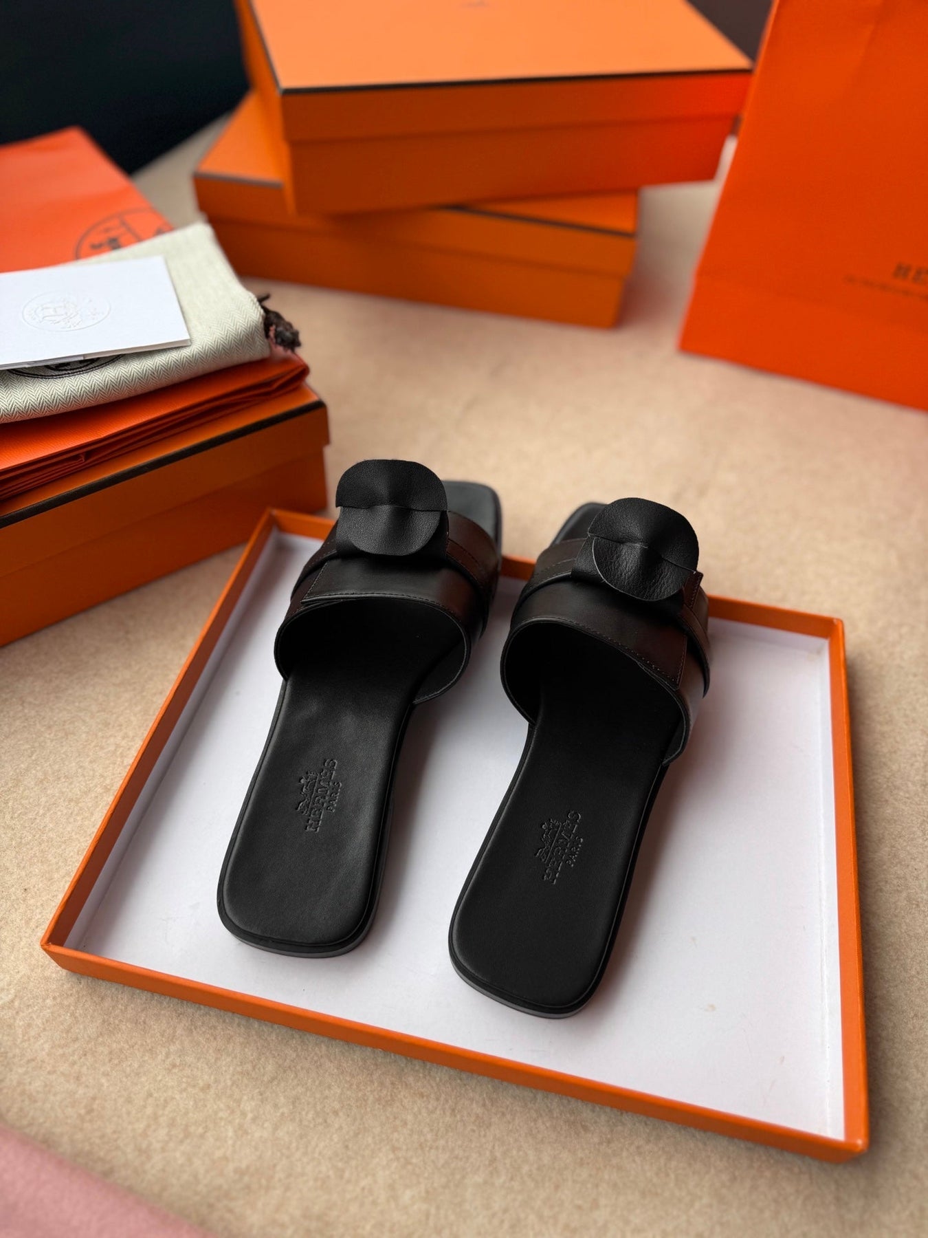 0RAN SANDALS IN BLACK CALFSKIN