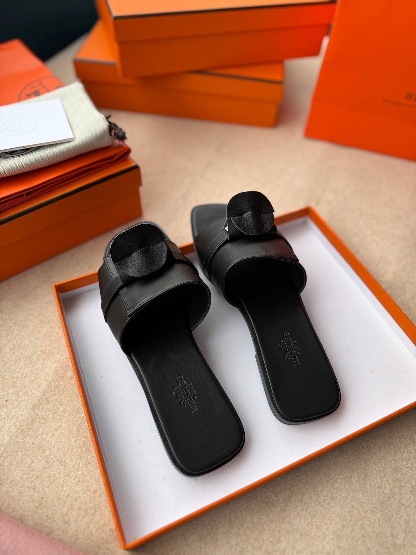 0RAN SANDALS IN BLACK CALFSKIN