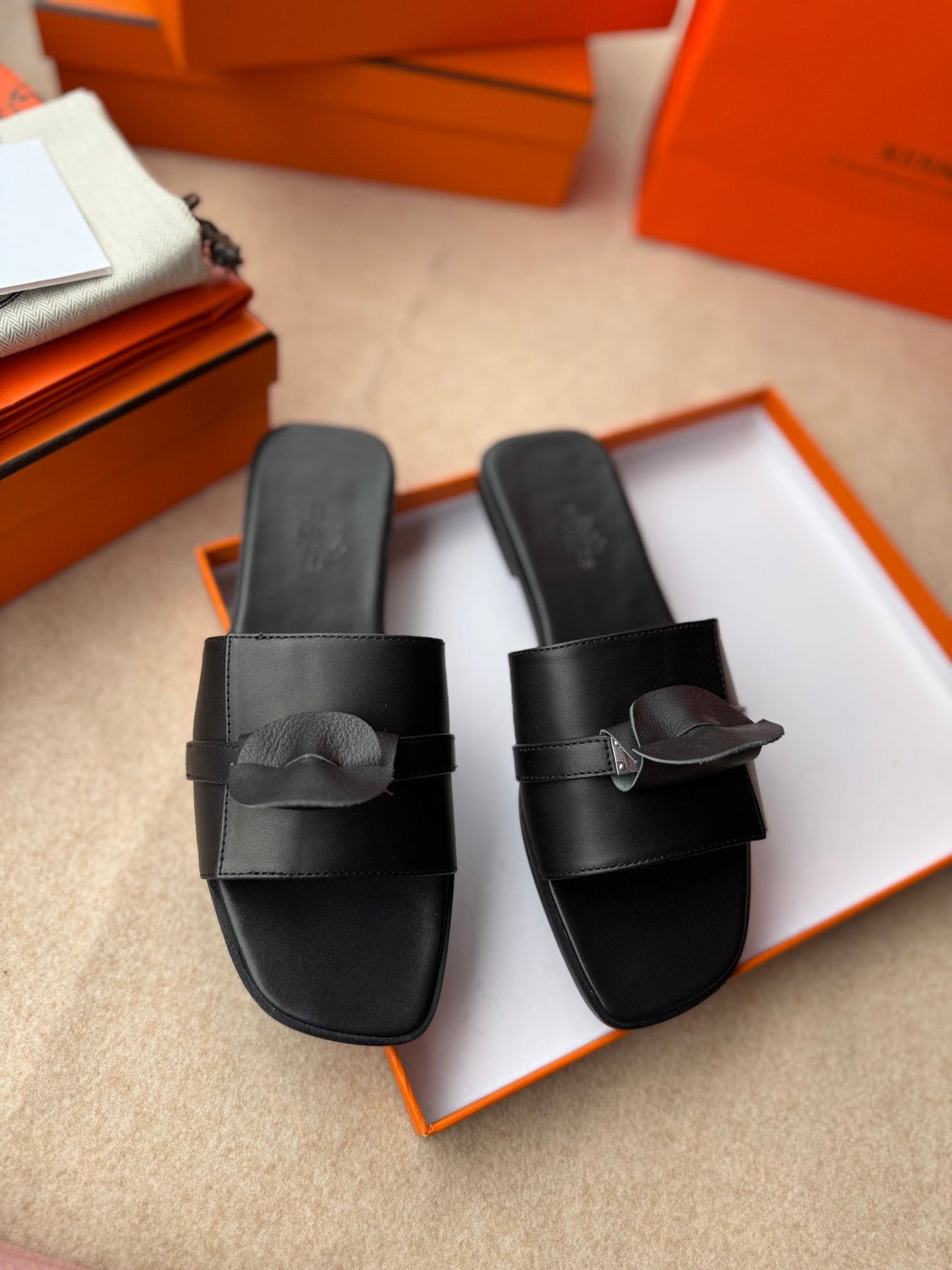 0RAN SANDALS IN BLACK CALFSKIN