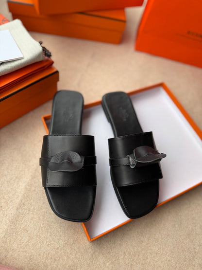 0RAN SANDALS IN BLACK CALFSKIN