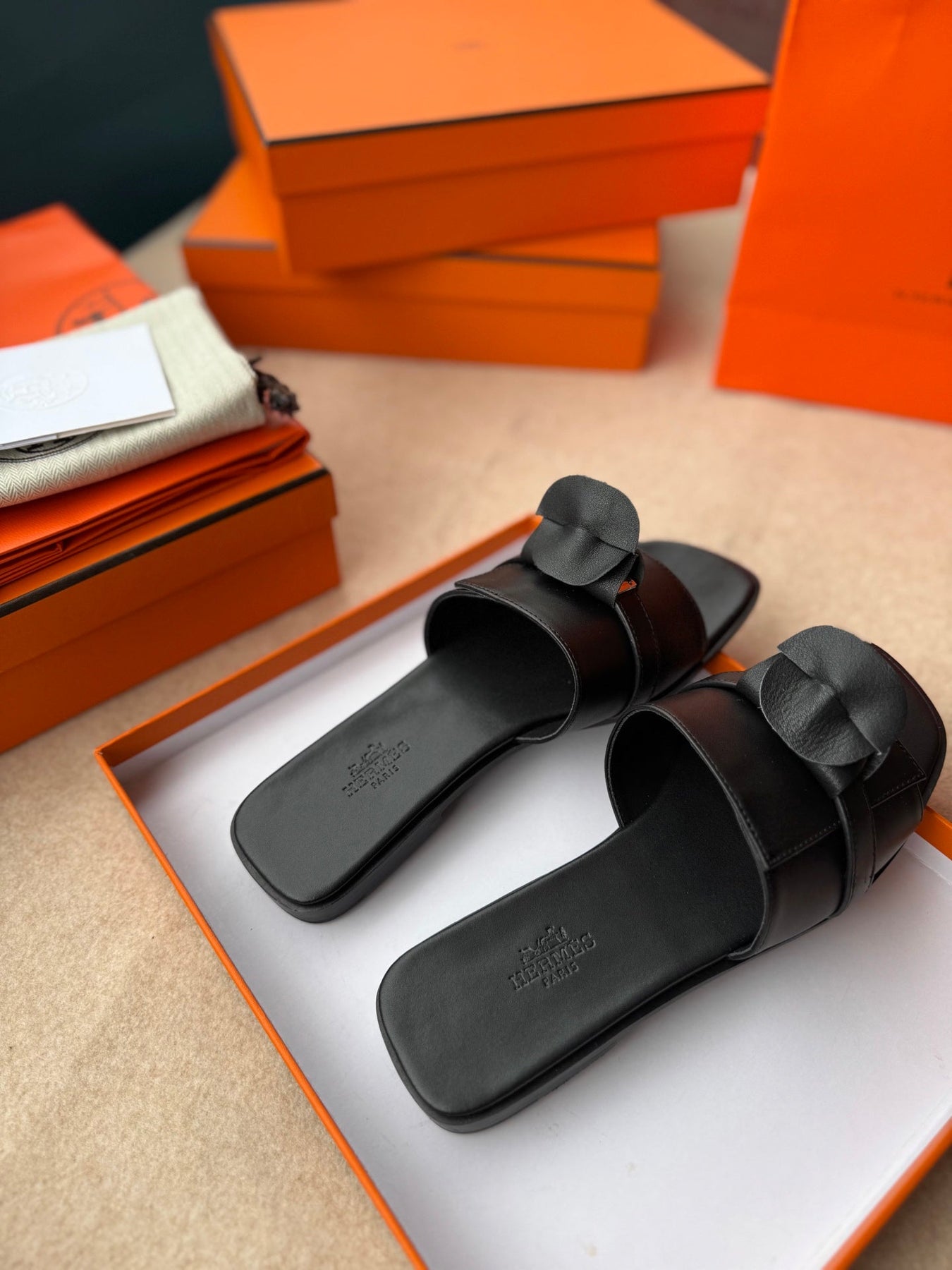 0RAN SANDALS IN BLACK CALFSKIN