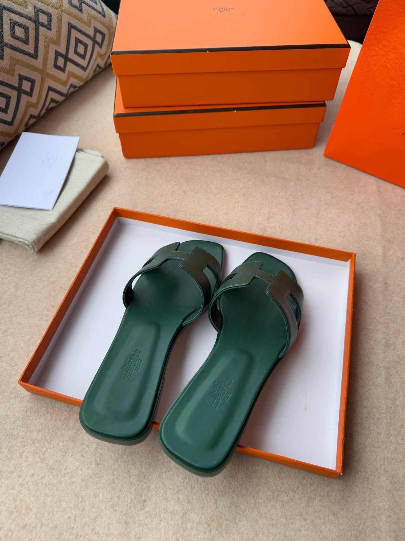 0RAN SANDALS IN FOREST GREEN CALFSKIN