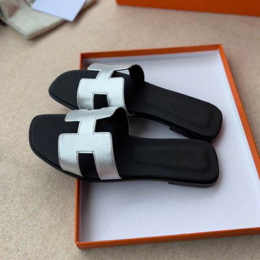 0RAN SANDALS IN SILVER CALFSKIN