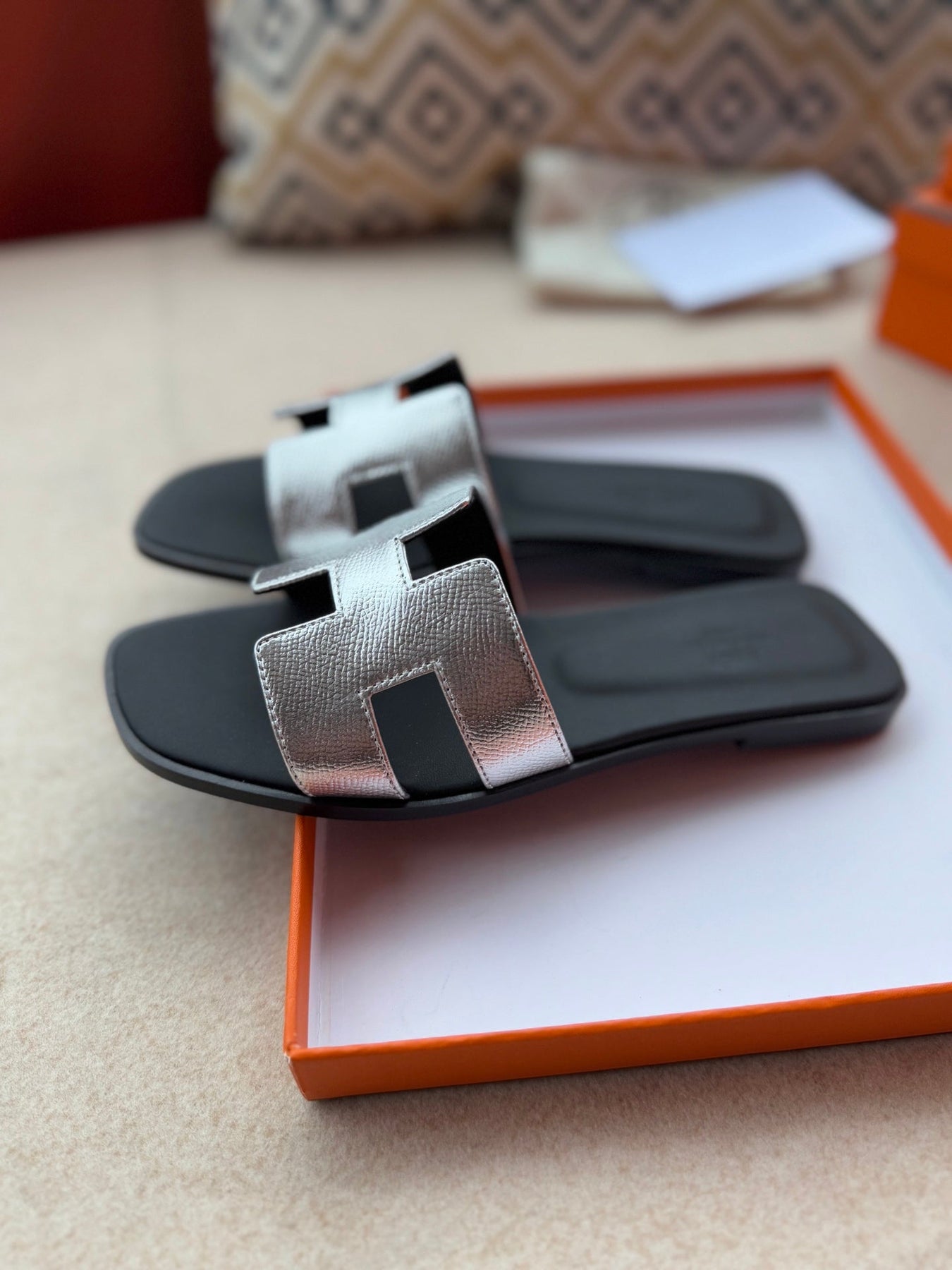 0RAN SANDALS IN SILVER CALFSKIN