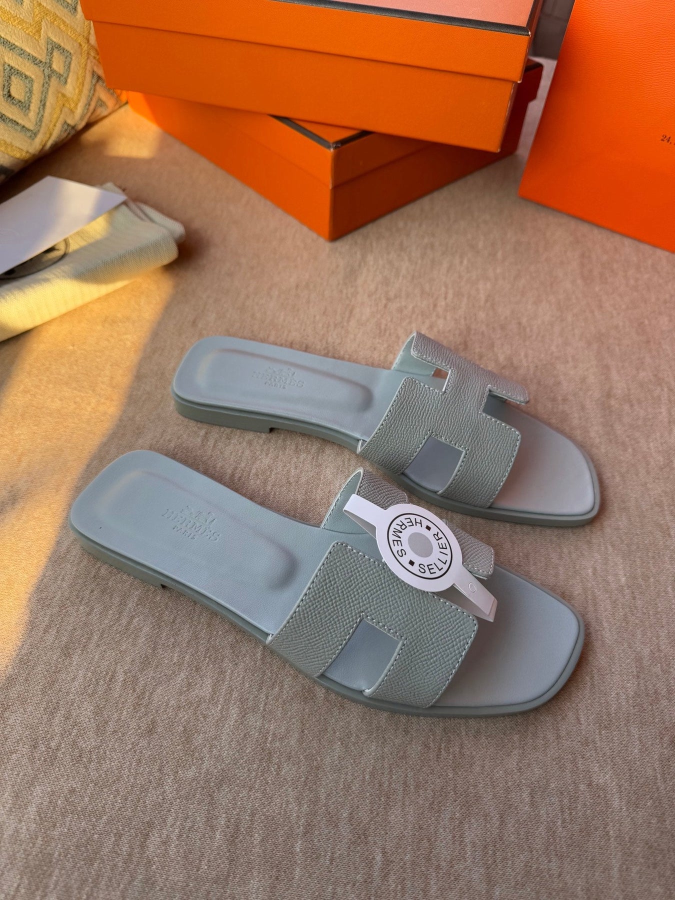 0RAN SANDALS IN WARM GRAY CALFSKIN