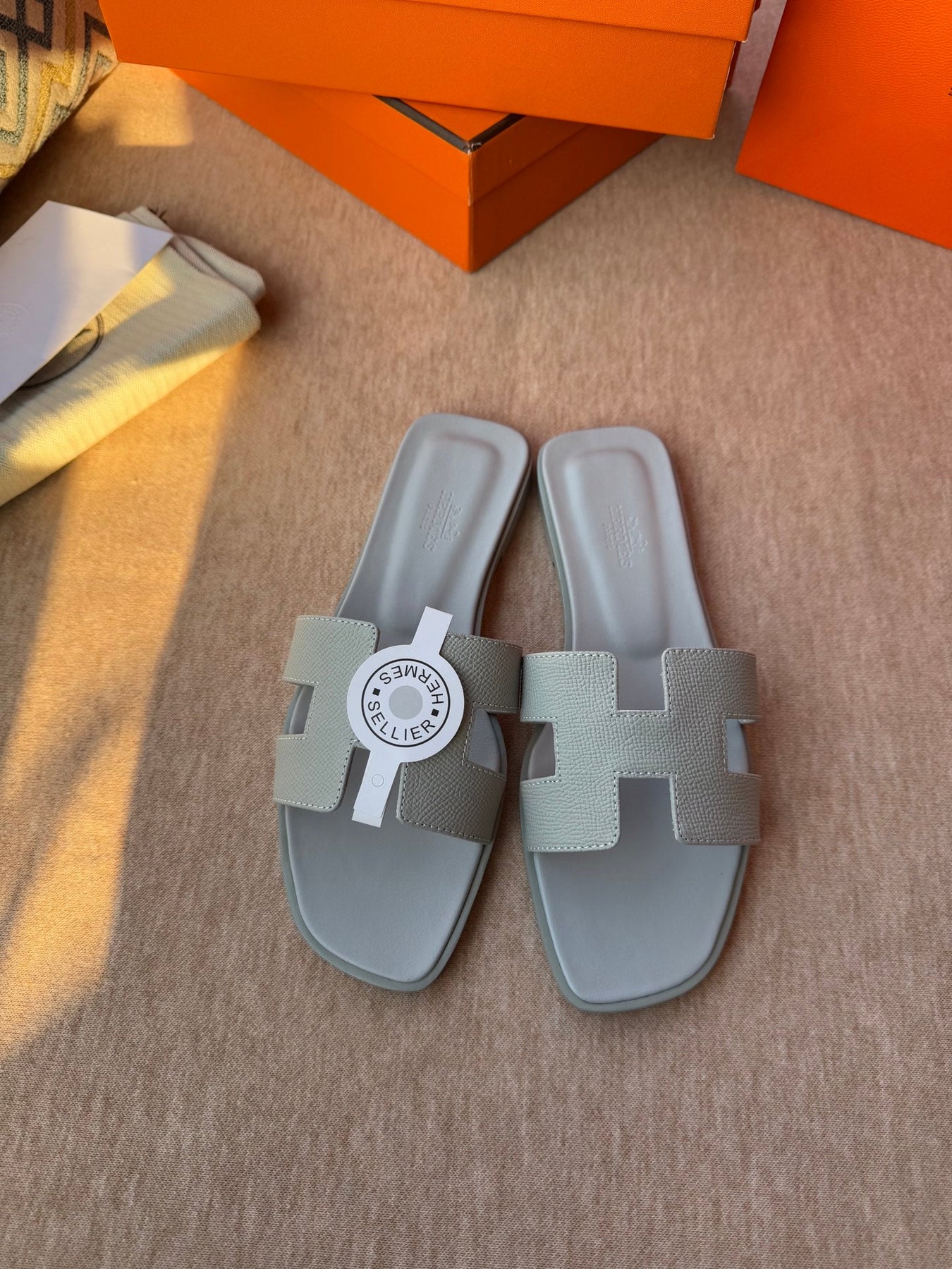0RAN SANDALS IN WARM GRAY CALFSKIN