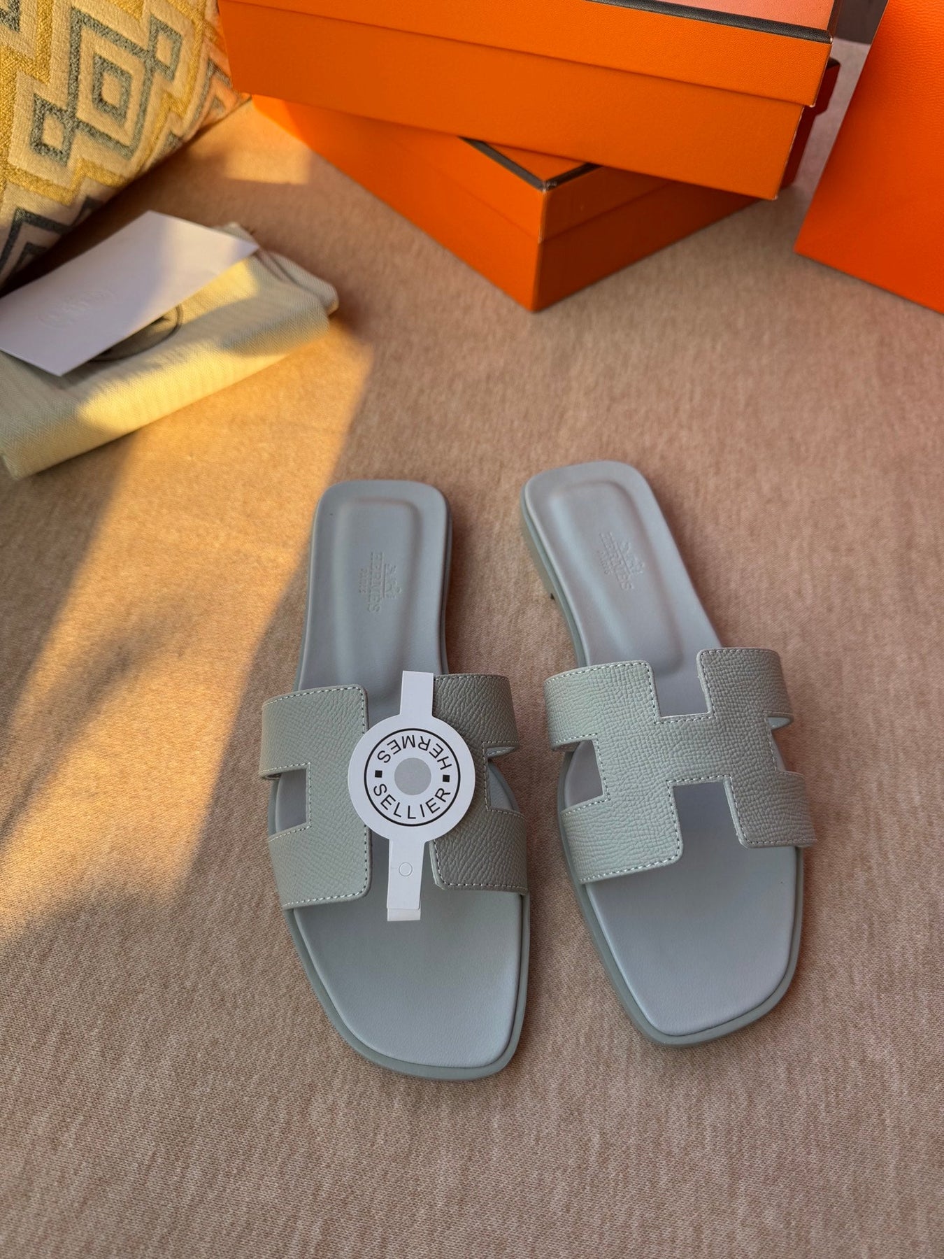 0RAN SANDALS IN WARM GRAY CALFSKIN