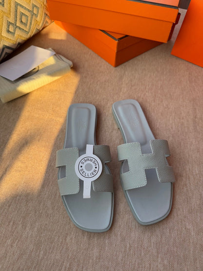 0RAN SANDALS IN WARM GRAY CALFSKIN