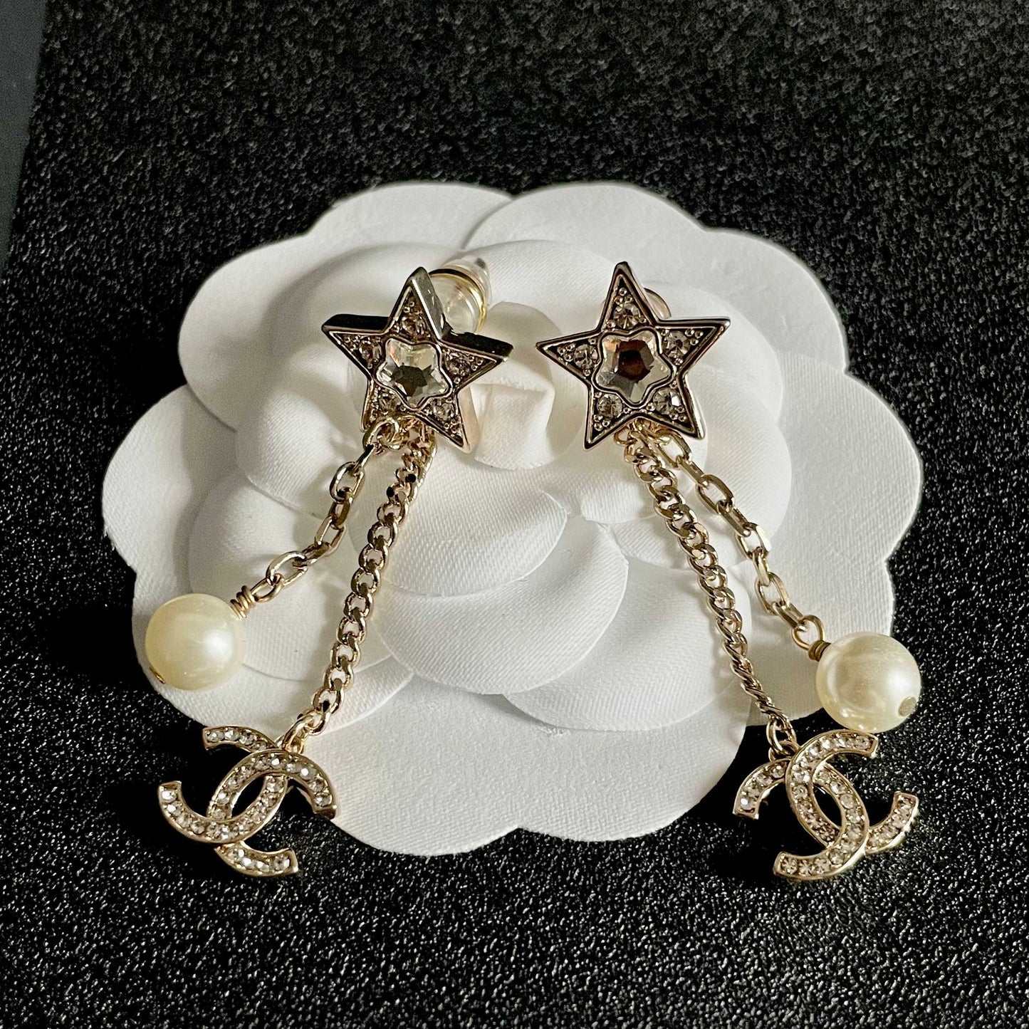 DOUBLE C STUD EARRINGS IN GOLD METAL STAR STONE DOUBLE CHAINS ONE WITH LOGO AND ONE WITH PEARL