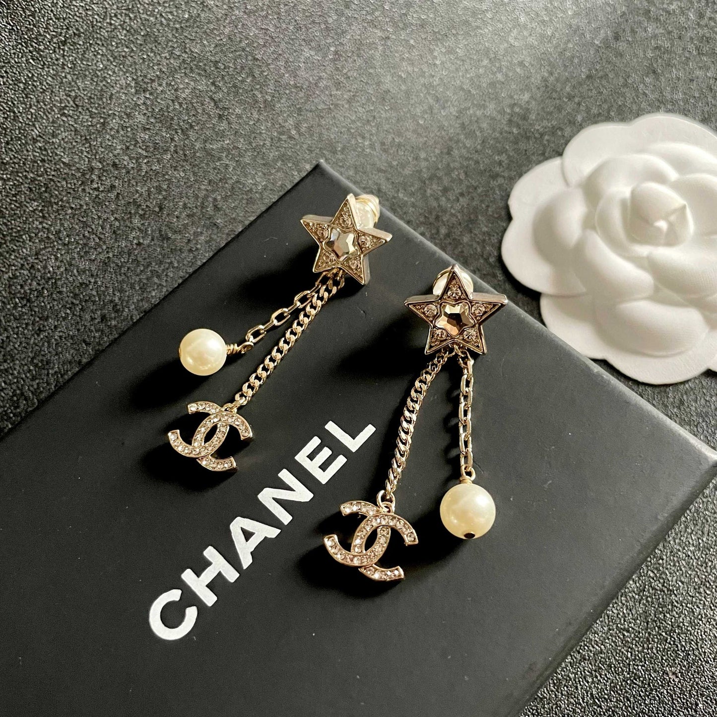 DOUBLE C STUD EARRINGS IN GOLD METAL STAR STONE DOUBLE CHAINS ONE WITH LOGO AND ONE WITH PEARL