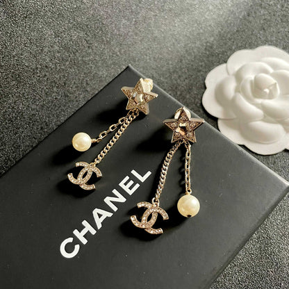 DOUBLE C STUD EARRINGS IN GOLD METAL STAR STONE DOUBLE CHAINS ONE WITH LOGO AND ONE WITH PEARL