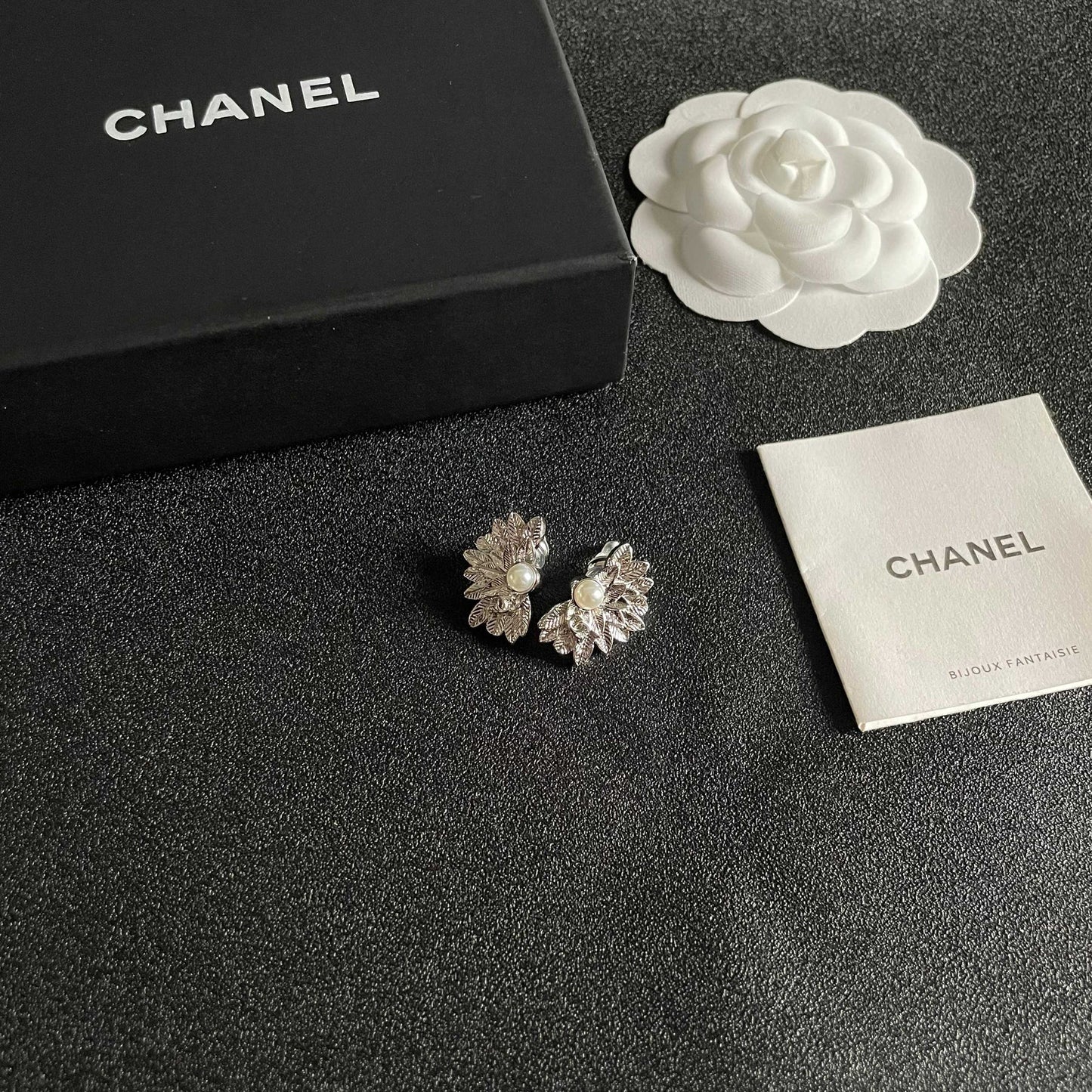 DOUBLE C STUD EARRINGS IN HALF-FLOWER SHAPE WITH PEARL CENTER