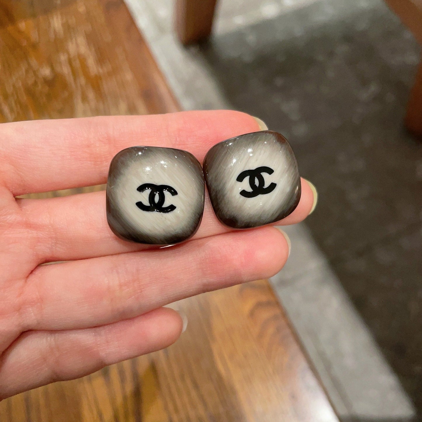 DOUBLE C STUD EARRINGS IN IVORY-TO-BROWN RESIN PATTERN