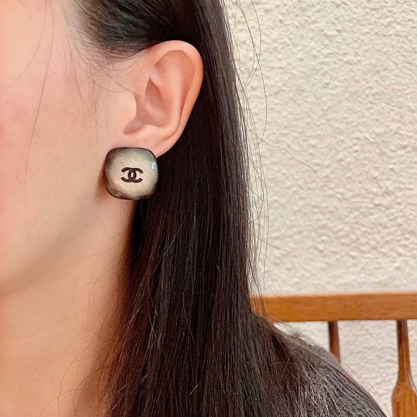 DOUBLE C STUD EARRINGS IN IVORY-TO-BROWN RESIN PATTERN