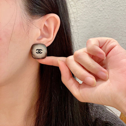 DOUBLE C STUD EARRINGS IN IVORY-TO-BROWN RESIN PATTERN