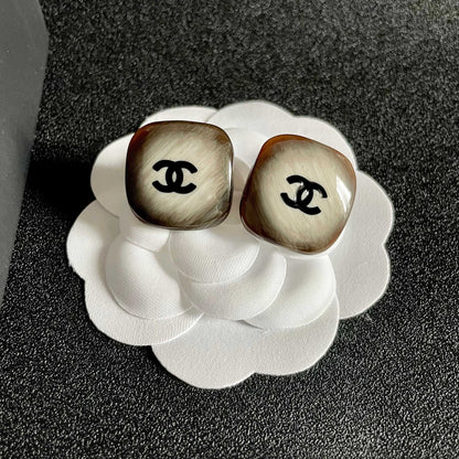 DOUBLE C STUD EARRINGS IN IVORY-TO-BROWN RESIN PATTERN