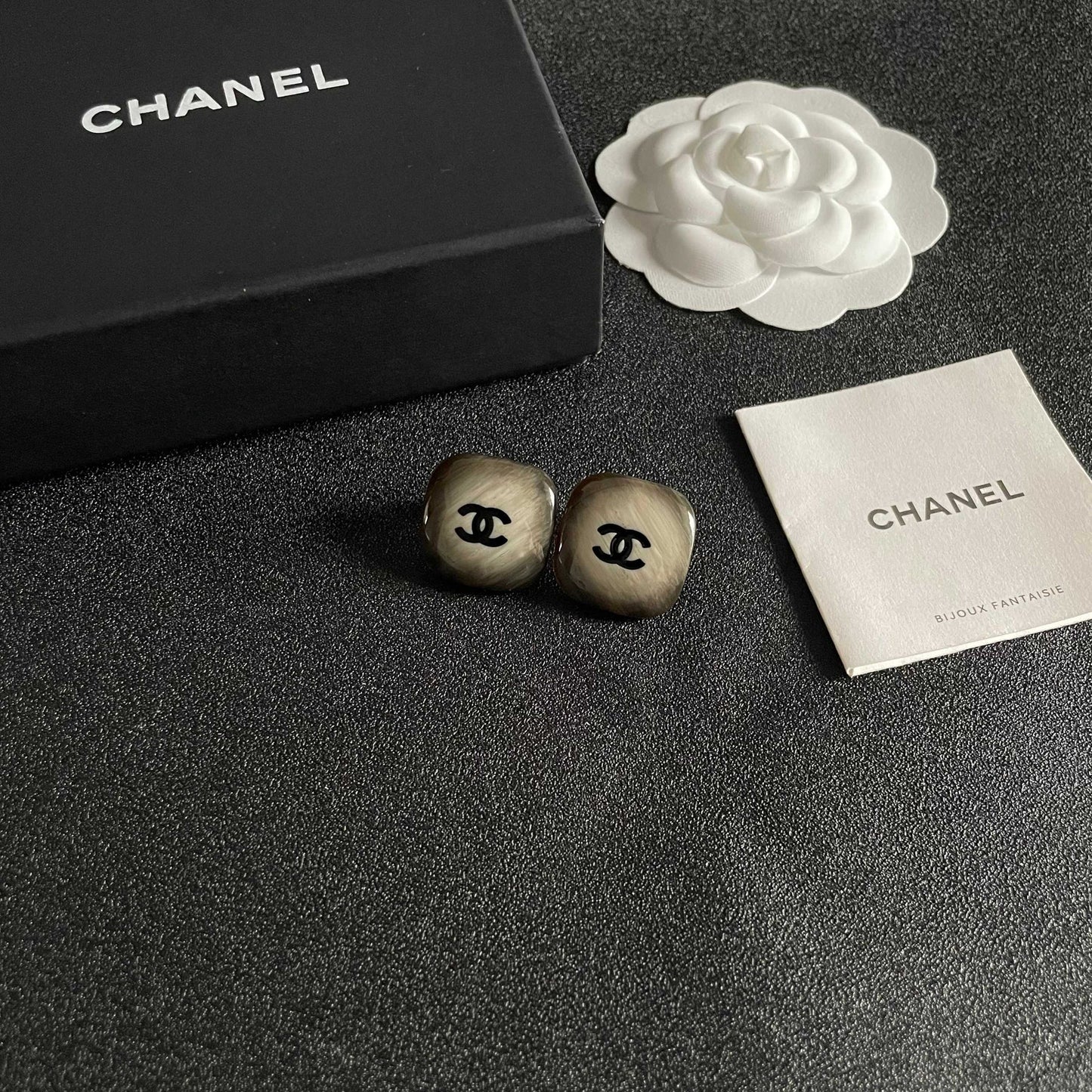 DOUBLE C STUD EARRINGS IN IVORY-TO-BROWN RESIN PATTERN