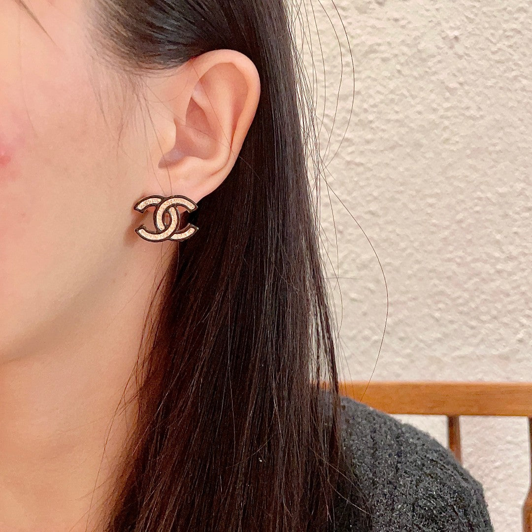 DOUBLE C STUD EARRINGS IN SILVER METAL WITH BLACK OUTLINE AND CRYSTALS INSIDE