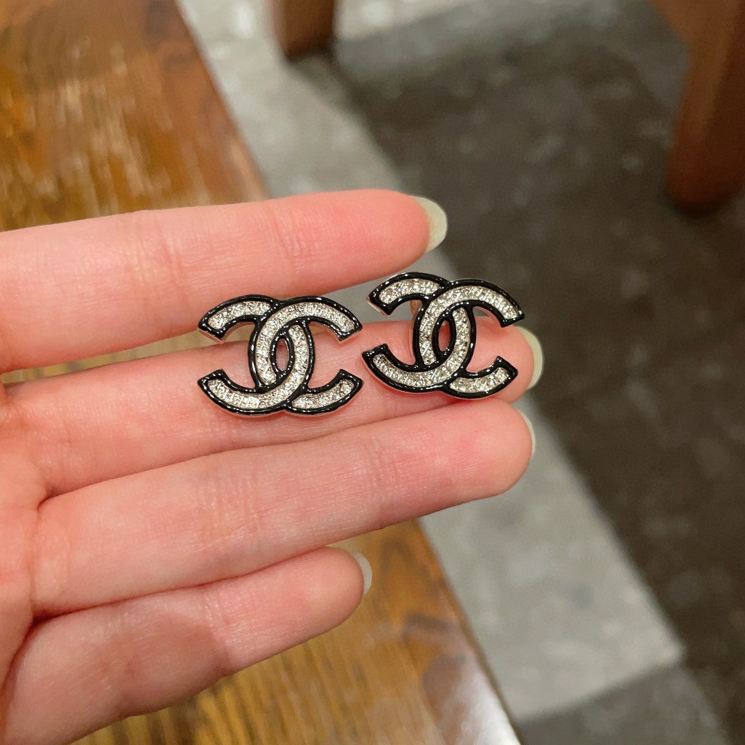 DOUBLE C STUD EARRINGS IN SILVER METAL WITH BLACK OUTLINE AND CRYSTALS INSIDE