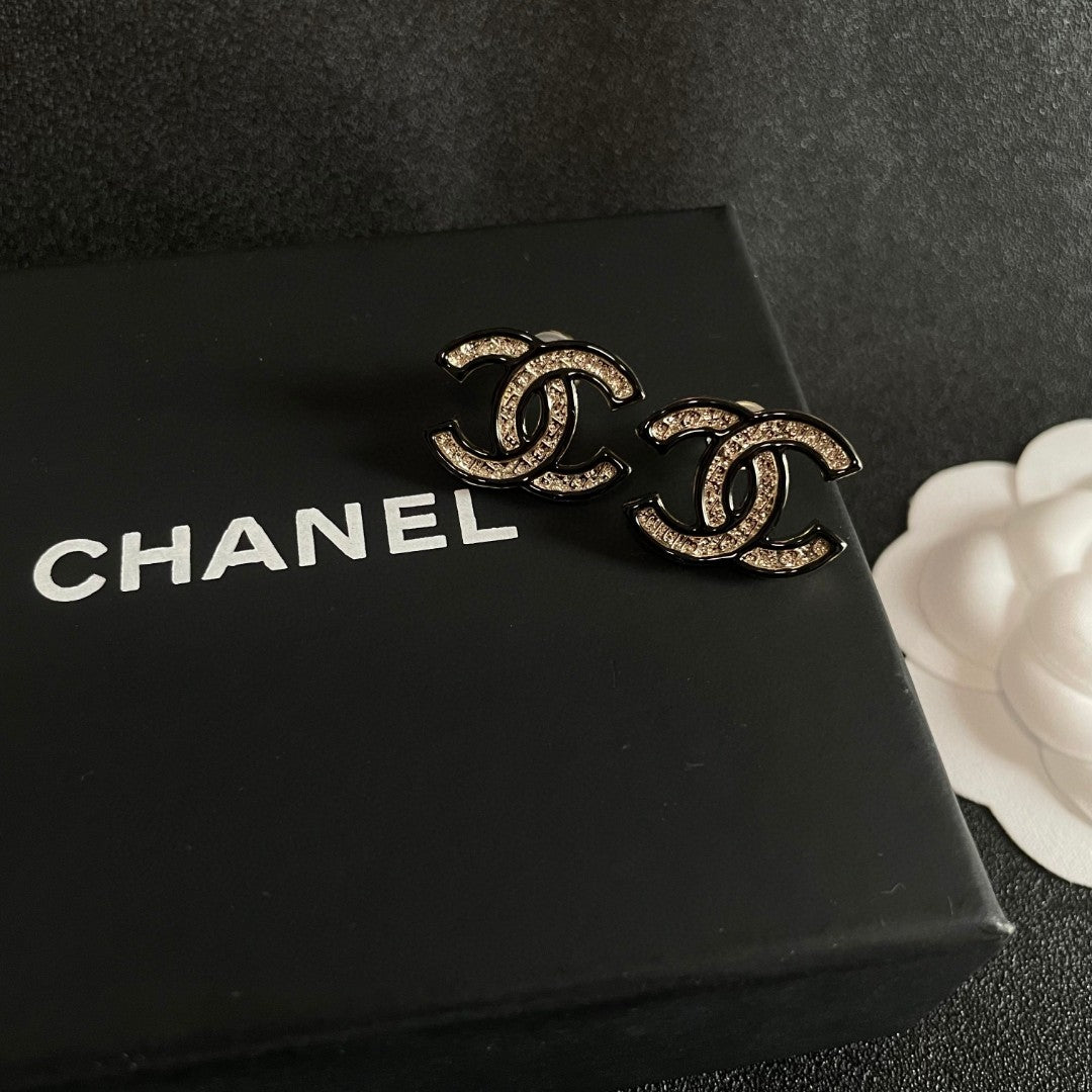 DOUBLE C STUD EARRINGS IN SILVER METAL WITH BLACK OUTLINE AND CRYSTALS INSIDE